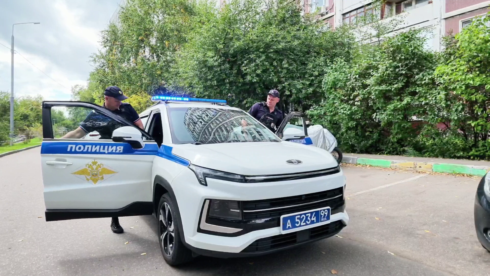В Москве сотрудники полиции спасли девушку от падения с 20 этажа дома на улице Твардовского