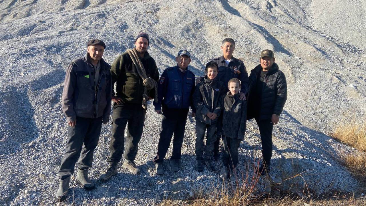 В Бурятии сотрудники полиции и местные жители спасли детей, взобравшихся на вершину скалы