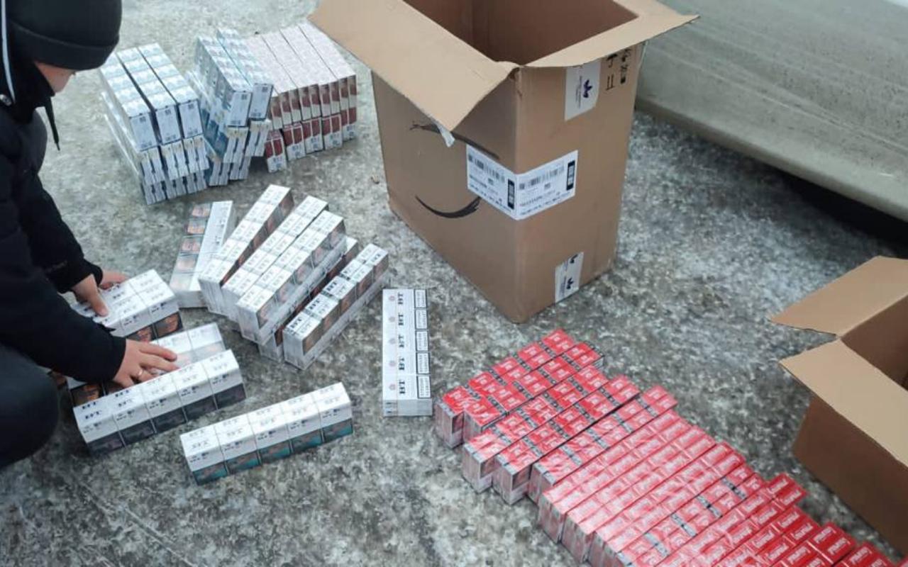 В Оренбуржье полиция подозревает мать с сыном в хранении свыше 67 тысяч пачек безакцизных сигарет