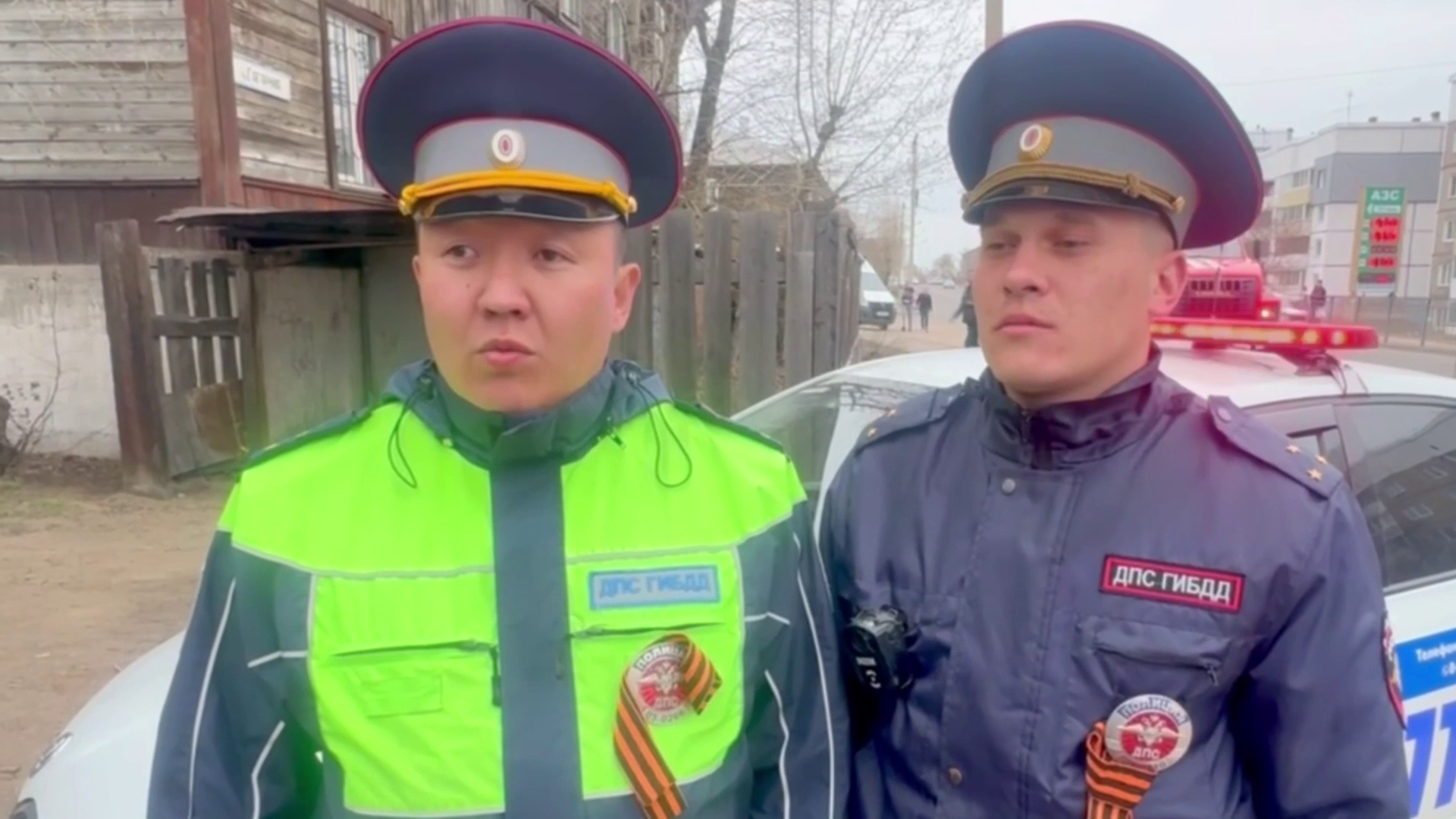 В Улан-Удэ инспекторы ДПС помогли женщине и семье с котом выбраться из загоревшегося двухэтажного дома