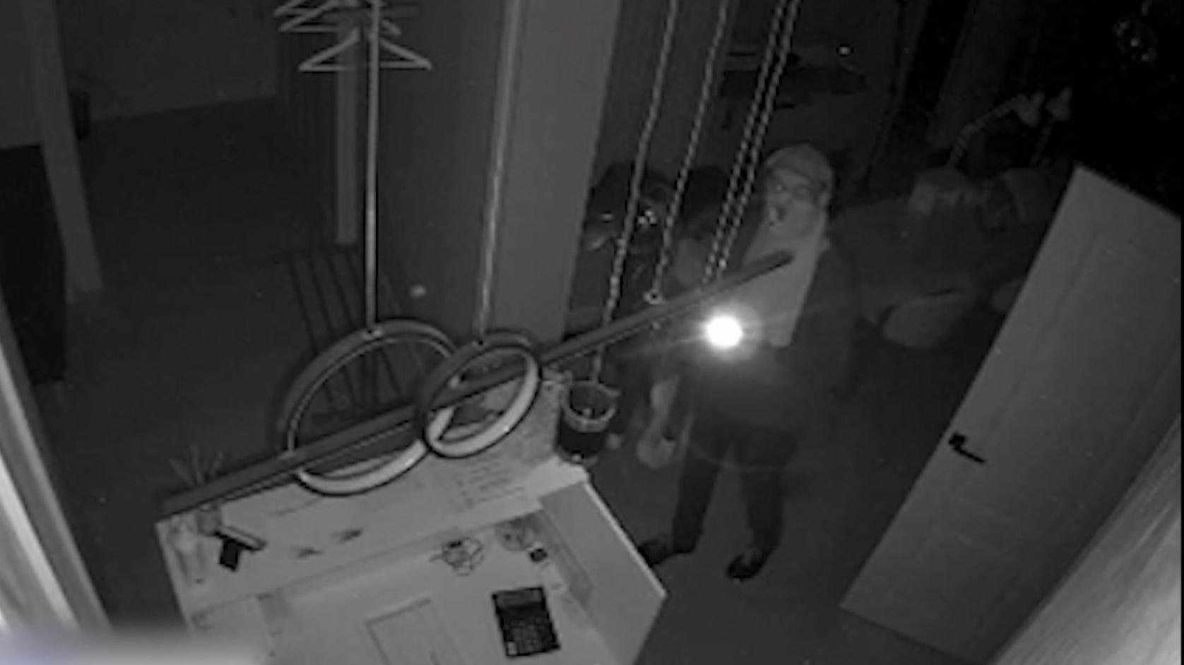 Подмосковные полицейские задержали подозреваемого в краже 400 тысяч рублей из салона красоты в Мытищах