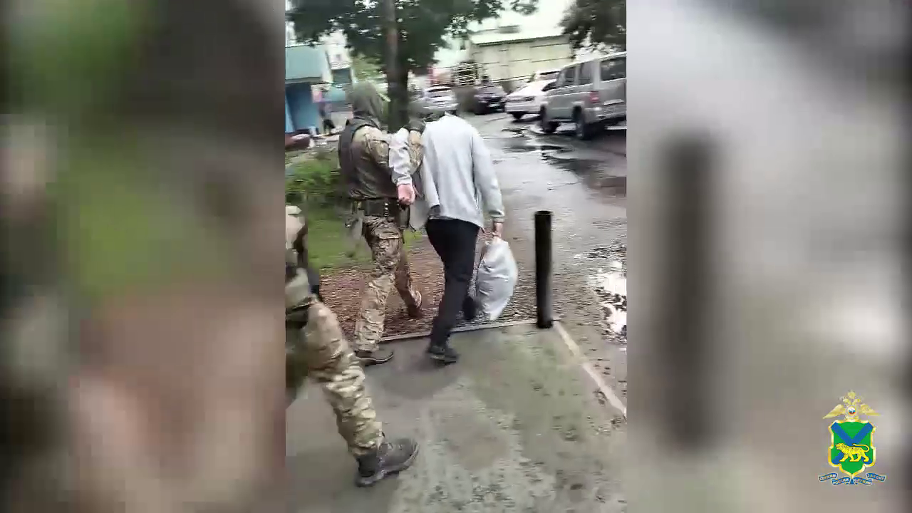 Полиция Приморья задержала лидера преступной среды и его сообщников, занимавшихся вымогательствами