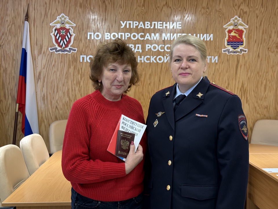 В Магадане полицейские вручили российский паспорт 69-летней женщине, прибывшей из ДНР