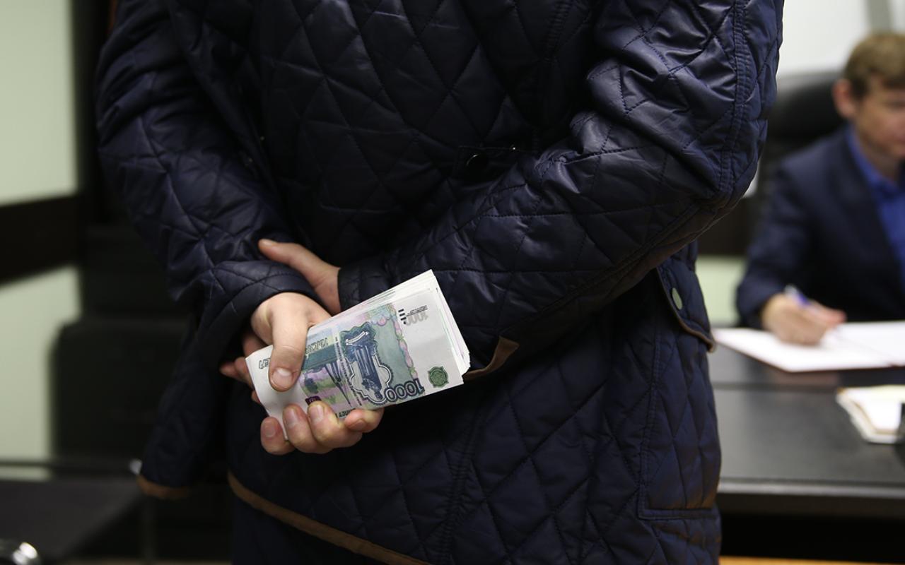 Полиция Петербурга с поличным задержала посредника и получателя взятки