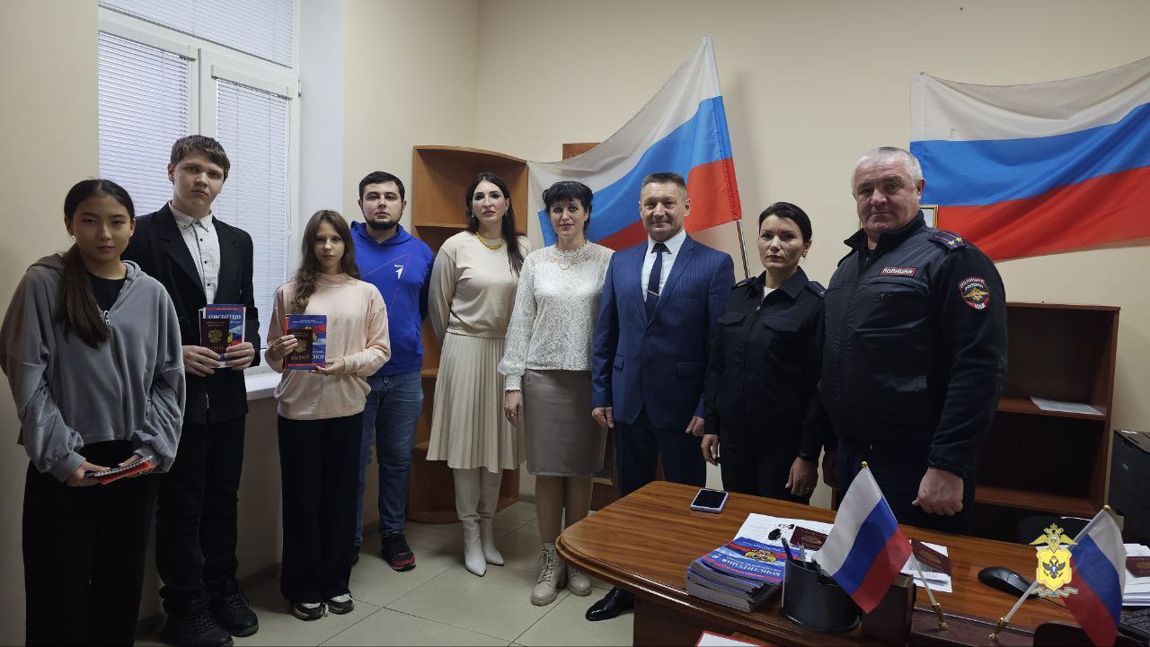 Накануне Дня Конституции юные жители Херсонской области получили свои первые российские паспорта