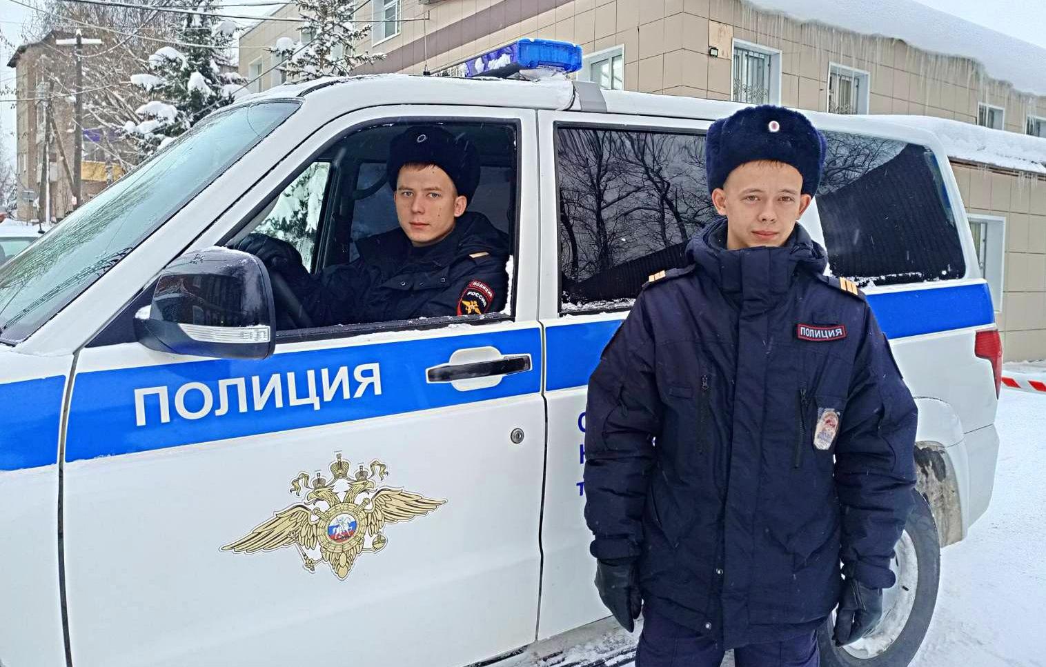 В Пермском крае полицейские оказали помощь водителю, чья машина увязла в снегу на обочине
