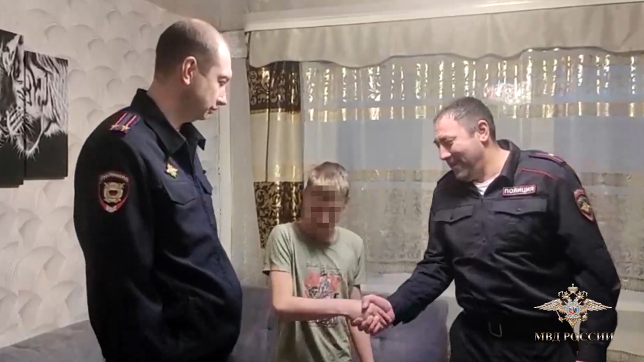 Владимир Колокольцев принял решение представить к награждению полицейских из Забайкалья, которые спасли ребенка, оказавшегося на льдине посреди реки