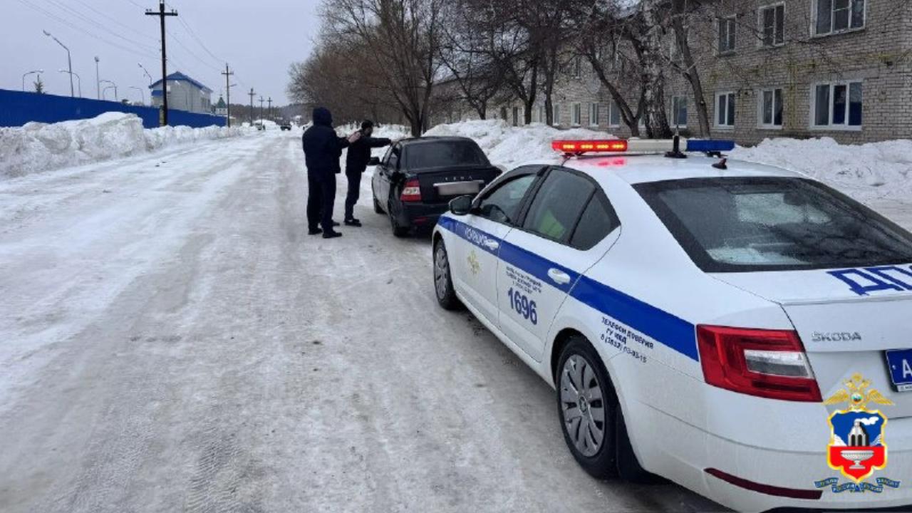 За аферу под видом снятия порчи полиция Алтайского края задержала двух лжецелительниц и их водителя