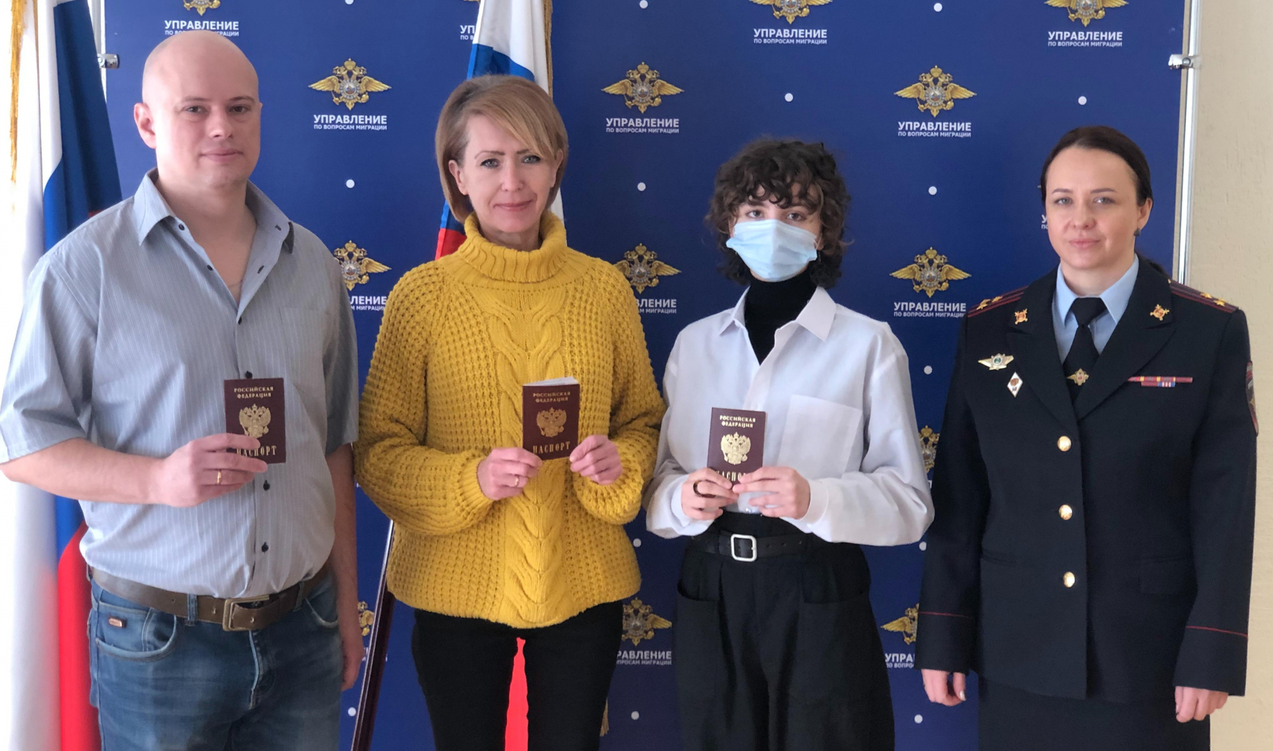 В Орловской области сотрудники полиции вручили российские паспорта гражданам, прибывшим из ДНР