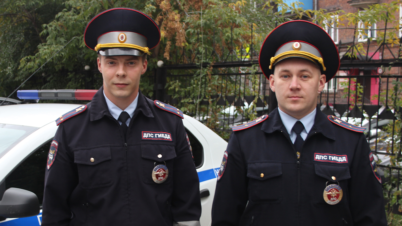 В Кузбассе автоинспекторы помогли спасти пассажирку такси, у которой произошёл сердечный приступ