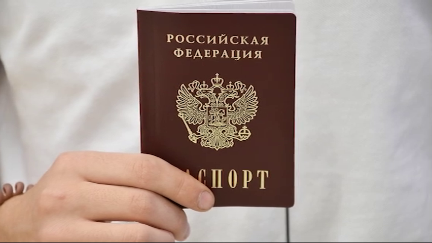 Сегодня, в День Конституции РФ, юные жители Запорожской области получили свои первые паспорта