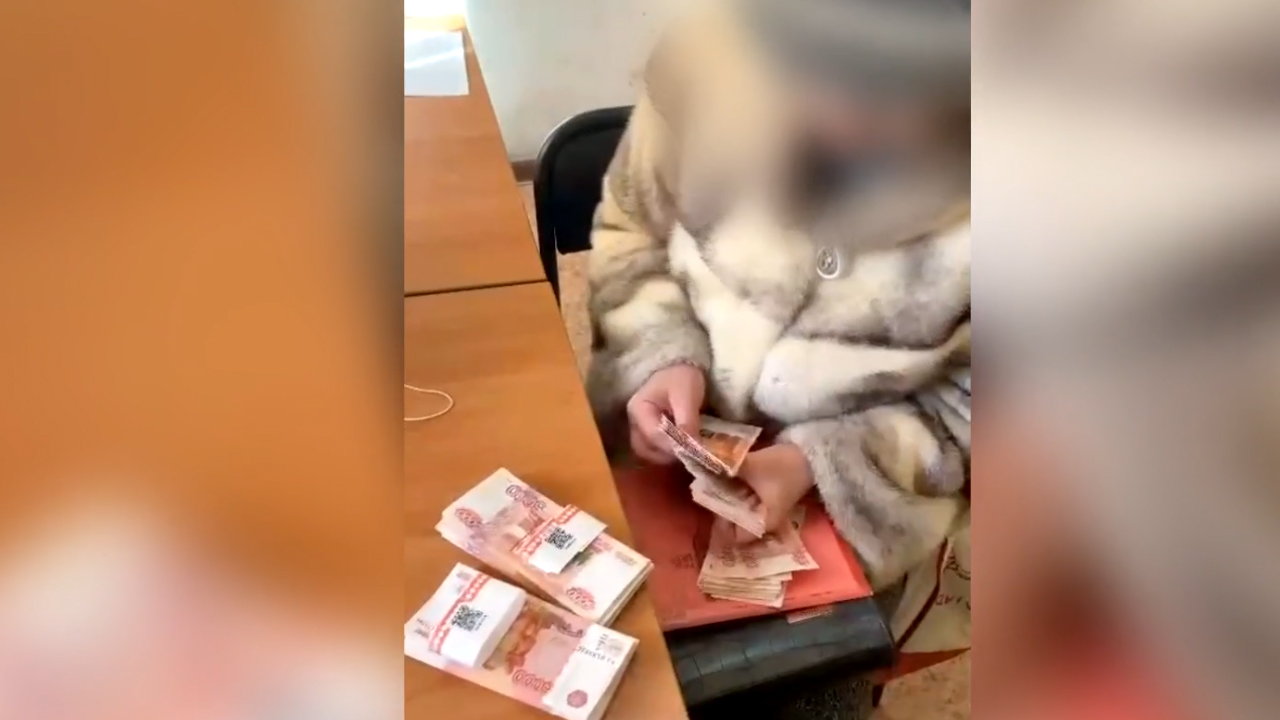 В Томске полицейские благодаря неравнодушной женщине вернули пенсионерке свыше 1,4 млн рублей
