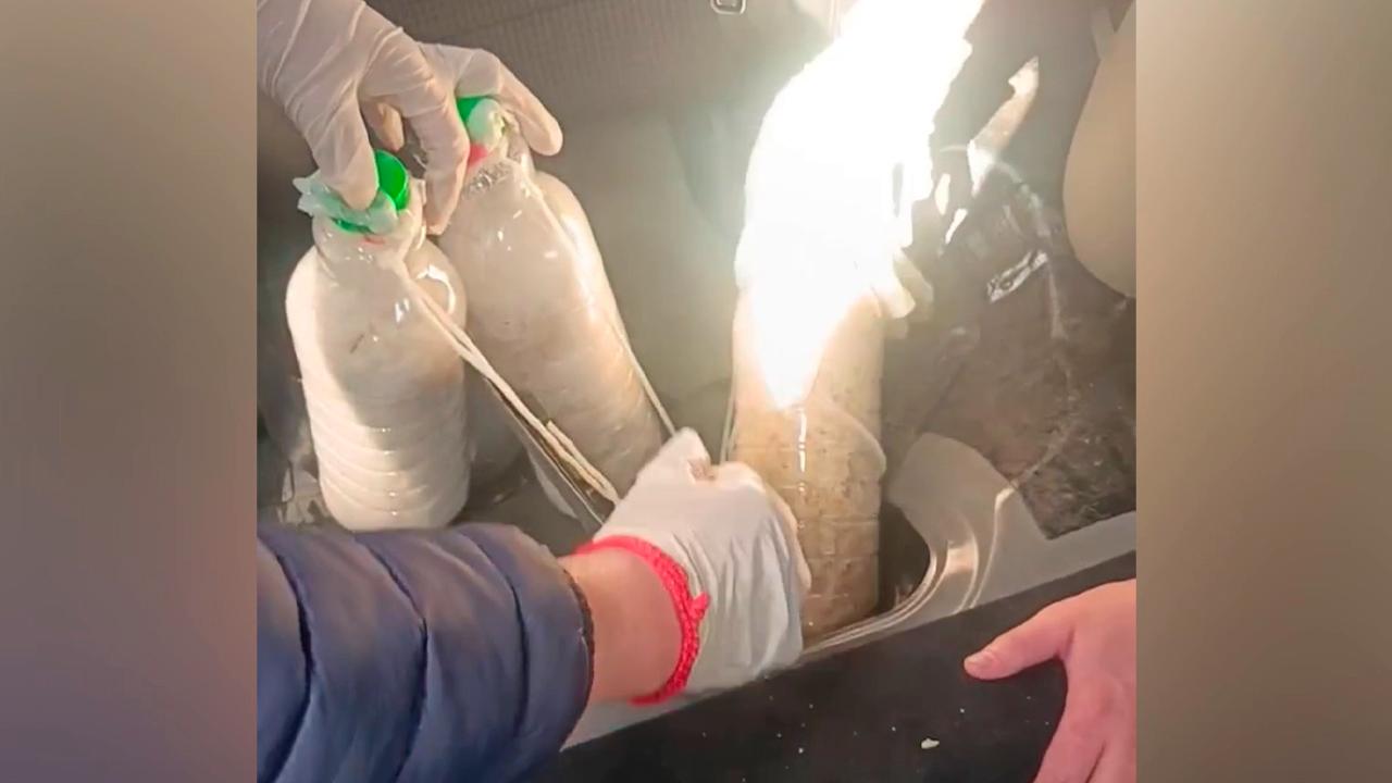 Из бензобака машины наркокурьера, задержанного под Элистой, полицейские Калмыкии изъяли 9 кг мефедрона