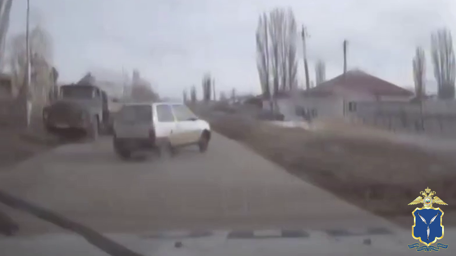 В Саратовской области полицейские задержали пьяного водителя «Оки», врезавшегося в ходе погони в дом