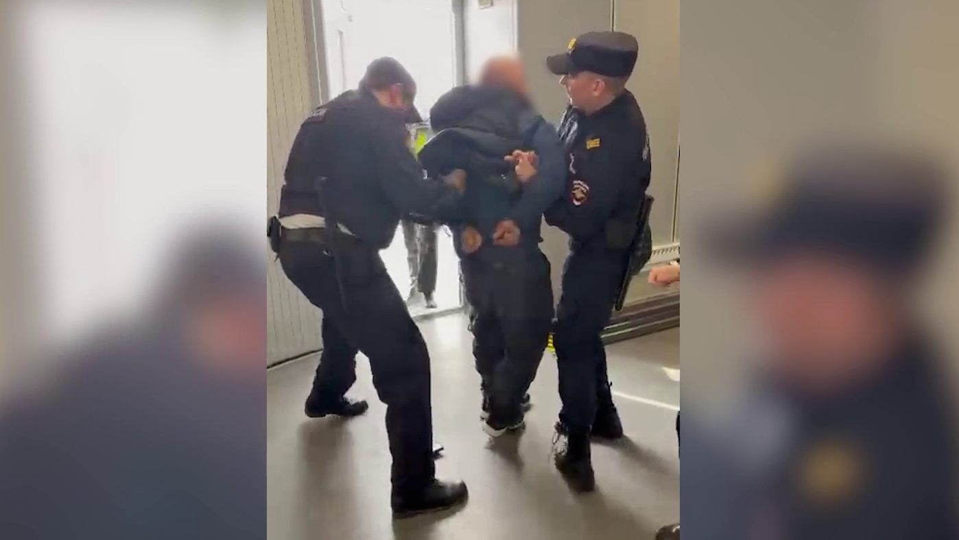 В Магадане транспортными полицейскими привлечён к ответственности нетрезвый авиадебошир из Воронежа
