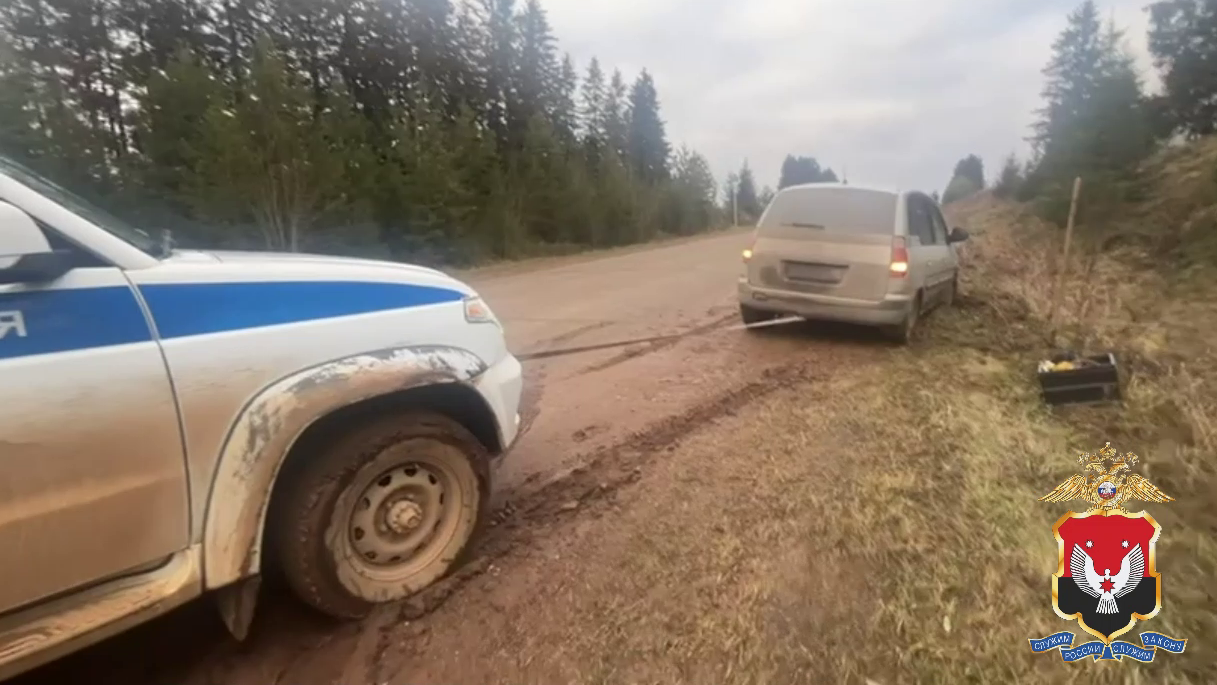 В Удмуртии сотрудники Госавтоинспекции помогли водителю, машина которого увязла в грязи на обочине