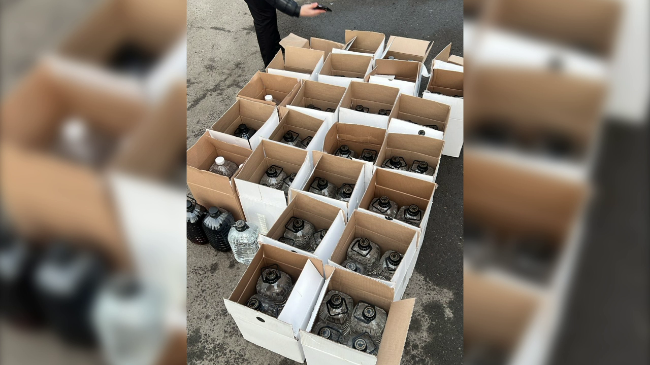 В Петербурге полиция выявила два гаража, где хранилось 3 500 литров сомнительных виски и водки