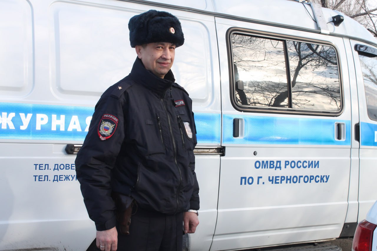 В Хакасии сотрудник полиции города Черногорска обезвредил собаку, напавшую на ребёнка