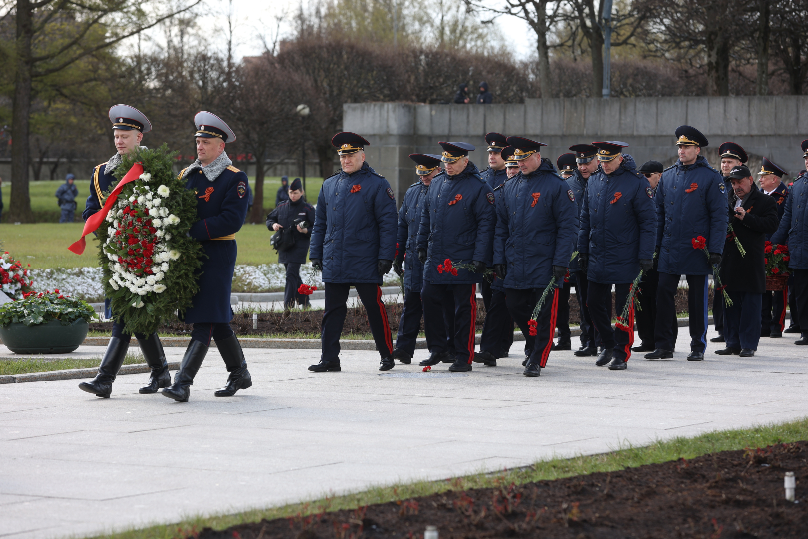 Сотрудники полиции возложили цветы на Пискаревском мемориальном кладбище в Санкт-Петербурге
