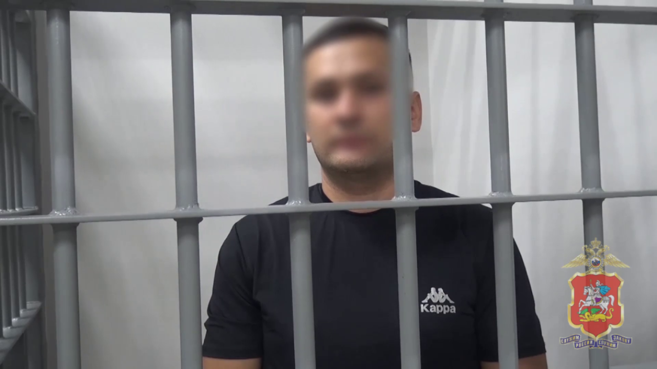 Полицейские Подмосковья задержали наркосбытчика, забравшего из тайника в лесу у деревни Жилино героин