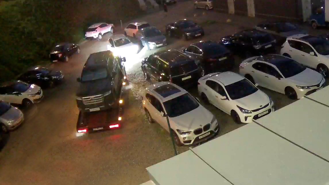 Столичные полицейские вернули москвичу похищенный гостем города внедорожник стоимостью 5,6 млн рублей