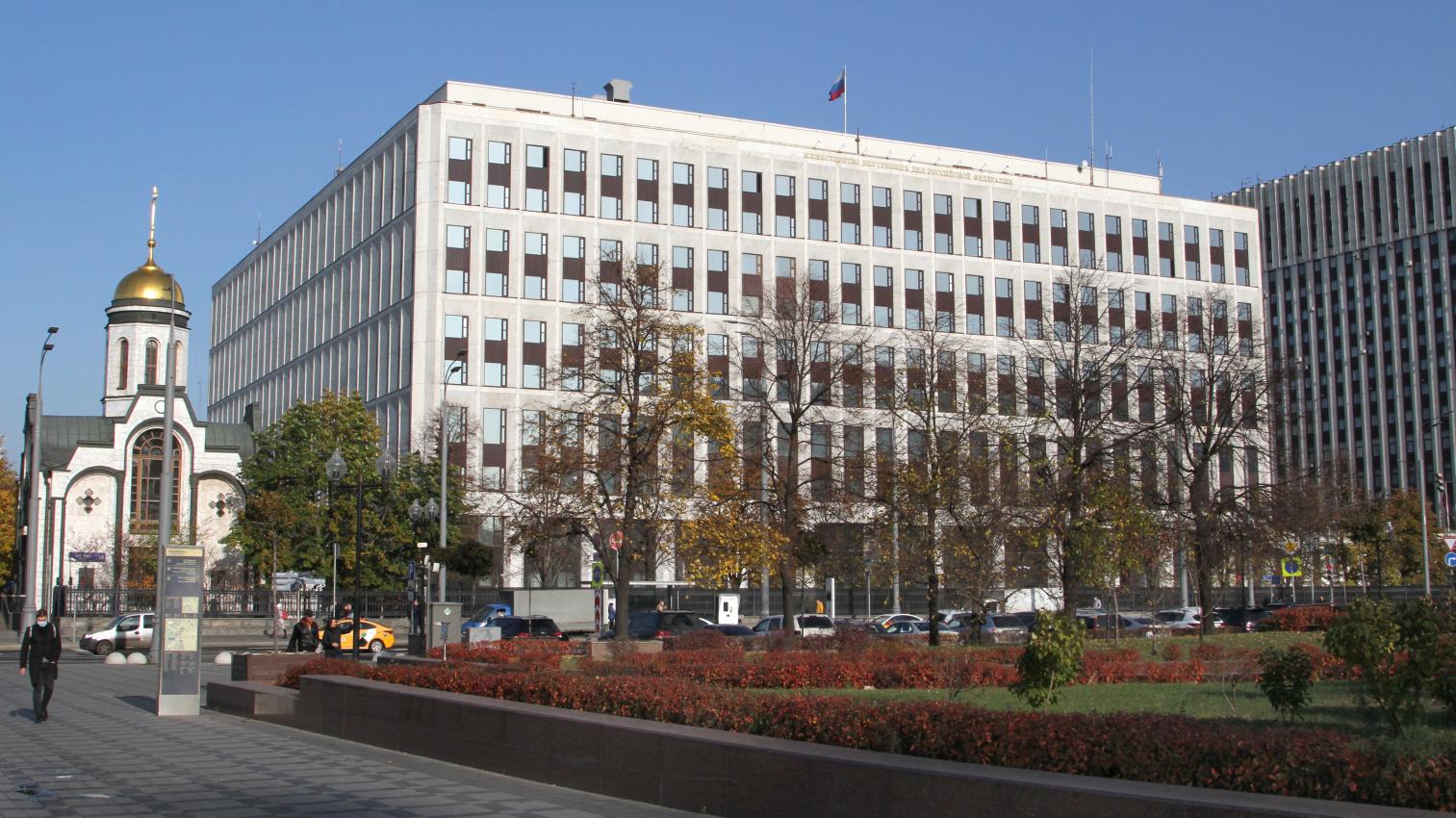Информационной системой МВД России обработано порядка 350 тысяч электронных заявлений от иностранцев о планируемых въездах в Россию