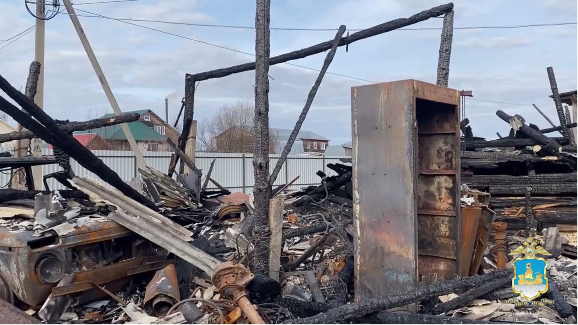 В Костромской области полицейский вместе с очевидцем спас мужчину из охваченного огнём гаража