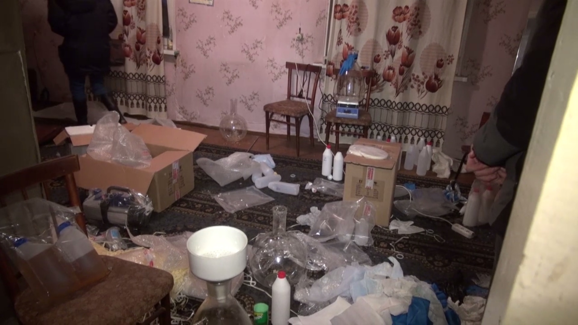 Полицией Тюмени задержаны организаторы нарколаборатории и изъято более 1 кг мефедрона