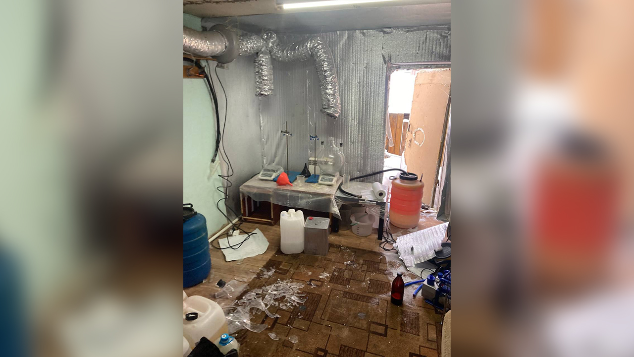 В Оренбургской области правоохранители пресекли деятельность лаборатории по производству наркотика