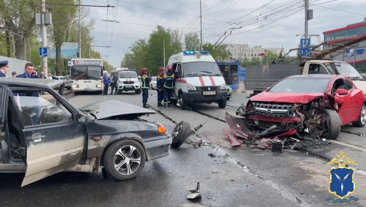 В Саратове автоинспекторы устанавливают обстоятельства ДТП, в котором пострадали 4 человека