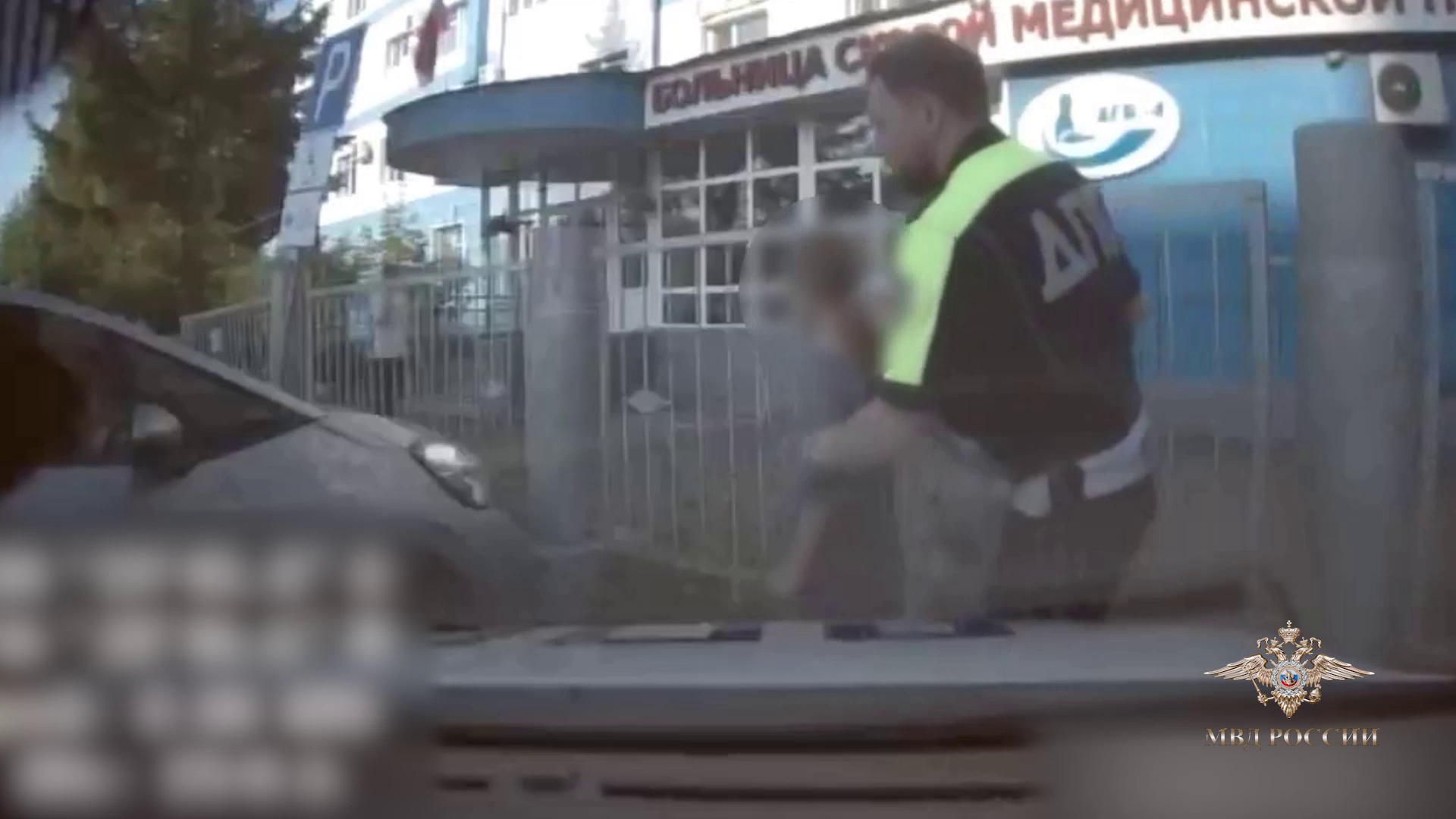 В Томске сотрудники Госавтоинспекции экстренно доставили пострадавшего ребёнка в больницу