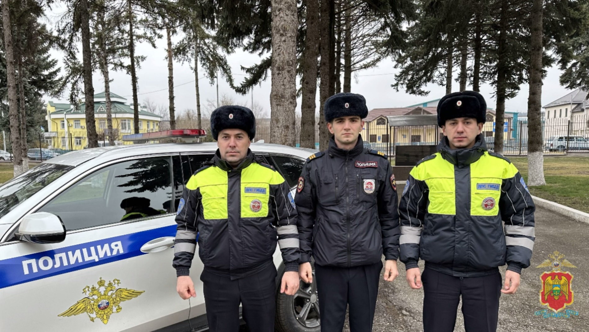 Полицейские Кабардино-Балкарии оказывают помощь водителям, попавшим в сложную ситуацию на дороге