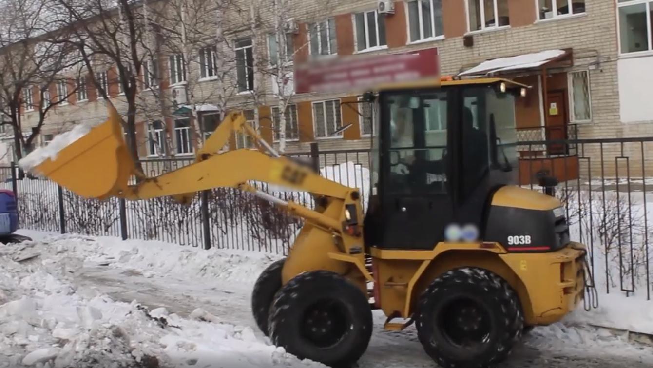 В Уссурийске водитель погрузчика при уборке снега ковшом травмировал ребенка