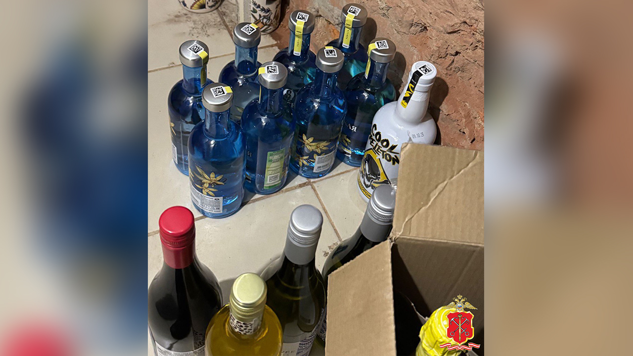 Полиция пресекла незаконную продажу алкоголя и ряд других нарушений в кальянной в центре Петербурга
