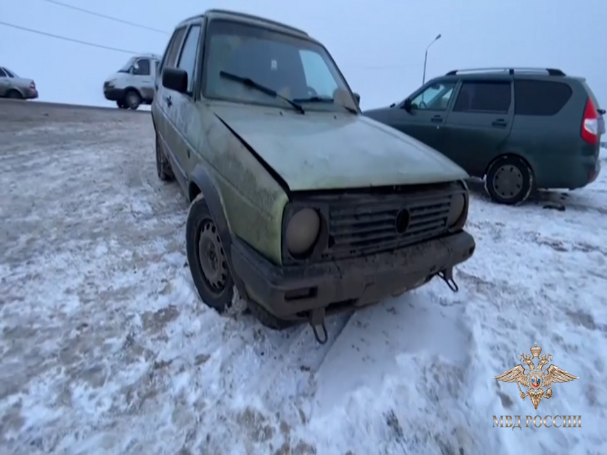 Злоумышленники похищали товары из большегрузов прямо на ходу