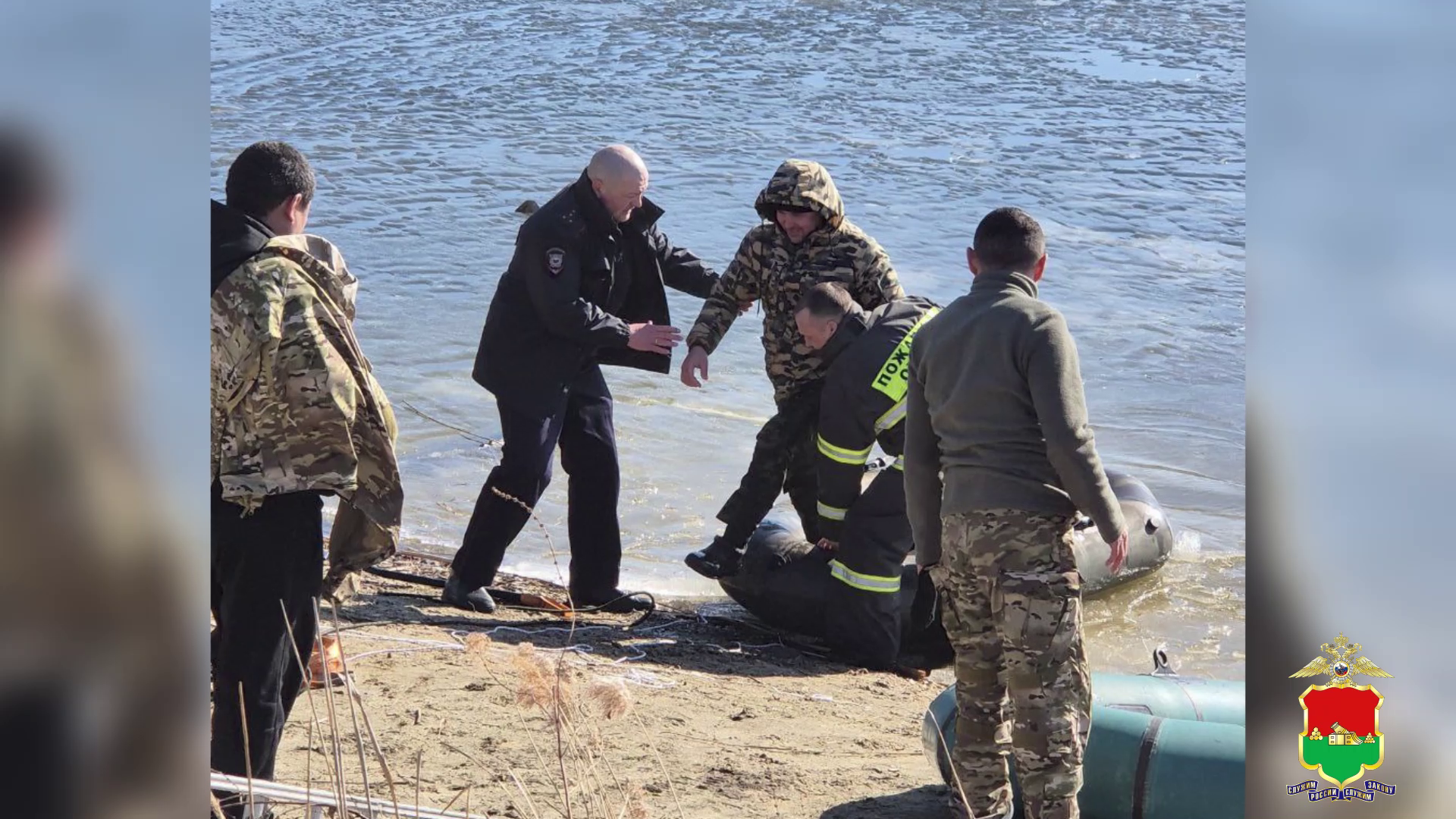 В Брянской области полицейские спасли тонувшего в озере Авангард мужчину