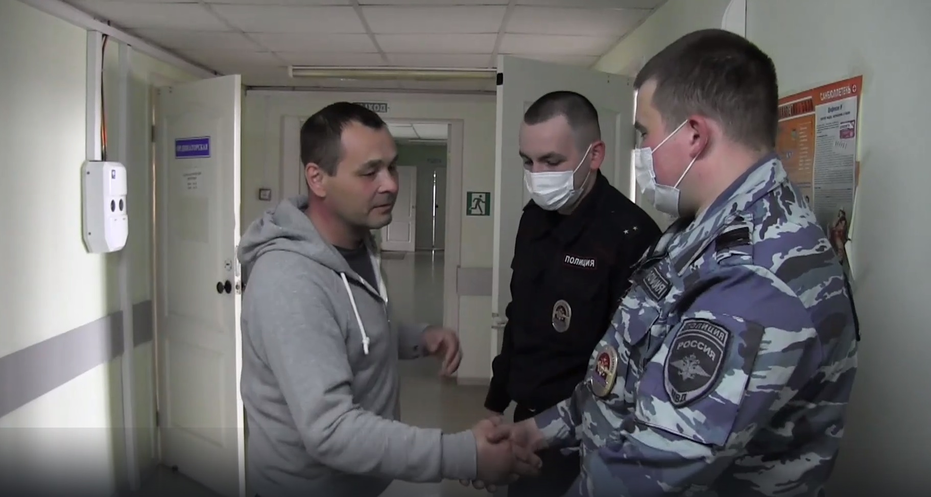 В Удмуртии сотрудники полиции спасли тонувшего в болоте мужчину