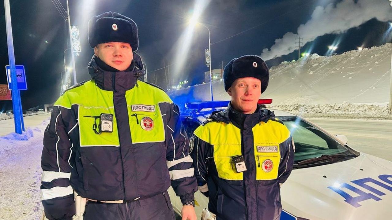 В Югре автоинспекторы помогли спасшейся на пожаре женщине вынести из горящего дома кошку и документы