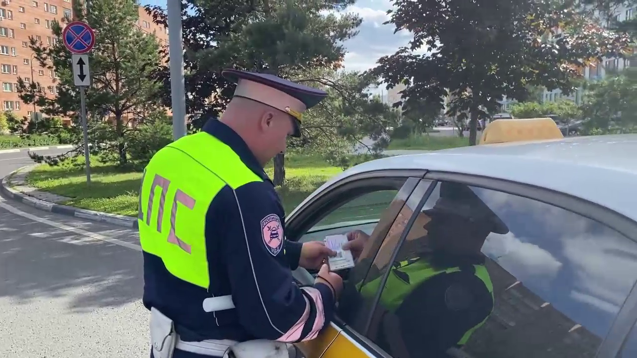 В Мытищах сотрудники Госавтоинспекции обнаружили у пассажира такси более 1 кг «синтетики»