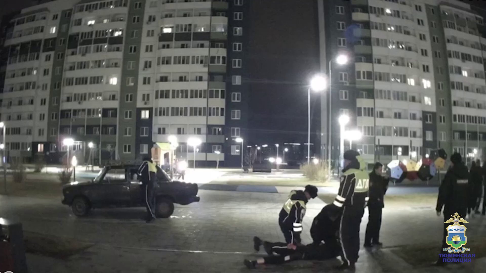 В Тюмени полиция задержала мужчин, которые угнали машину, угрожая водителю и пассажирам «розочкой»