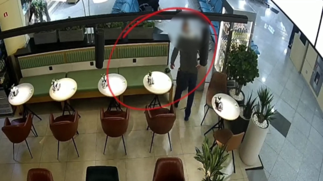 Транспортная полиция раскрыла кражу забытого в кафе в аэропорту Домодедово портмоне с деньгами