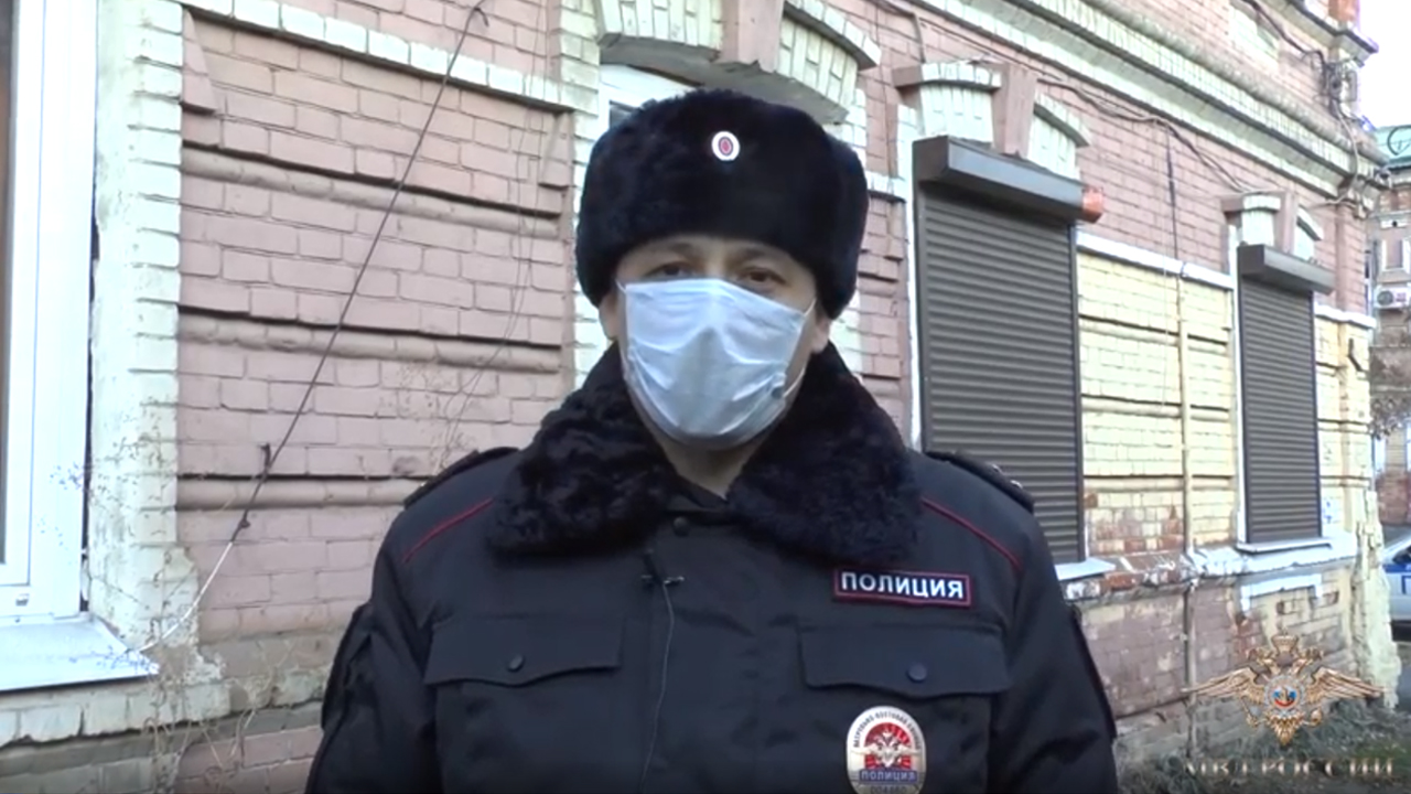 Саратовские полицейские спасли людей из горящего дома