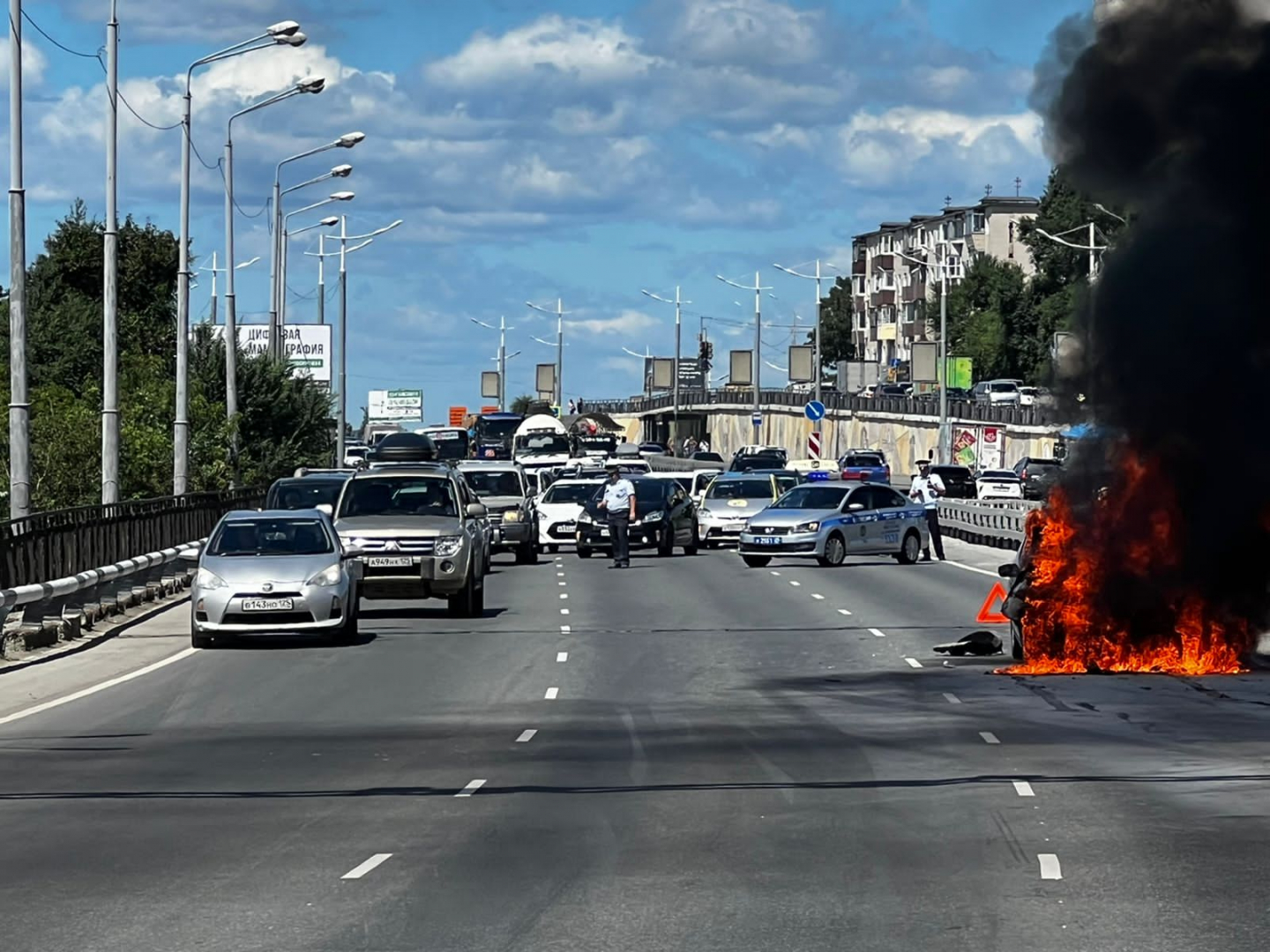 Во Владивостоке автоинспекторы до приезда пожарных тушили загоревшуюся из-за аварии машину