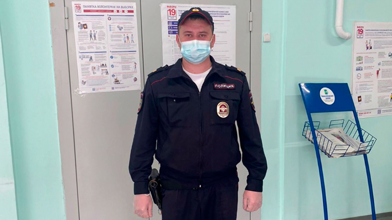 Полицейский, неся службу на избирательном участке, задержал разыскиваемого гражданина