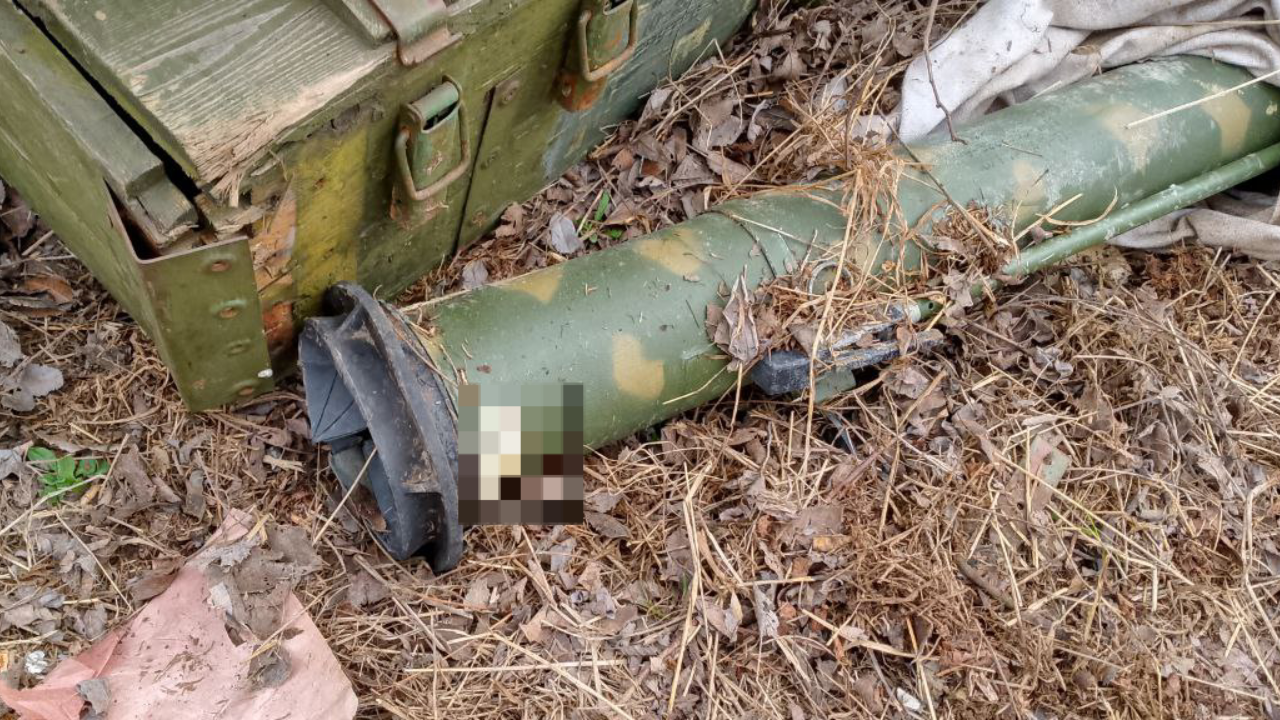 В Херсонской области полицейские обнаружили 250 кг пороха, электровзрыватели, гранаты и гранатомёт