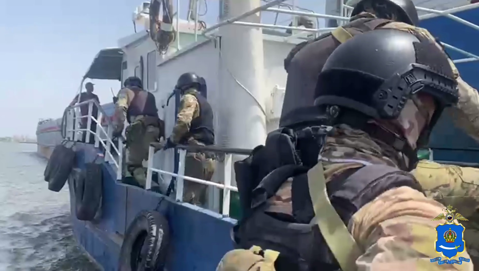 Астраханской полицией за контрабанду тропикамида и прегабалина задержаны механик и матрос теплохода