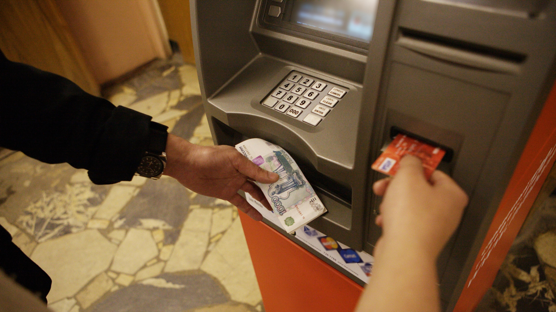 Полицейские Южного округа Москвы раскрыли кражу 2,5 млн рублей с банковской карты умершего мужчины