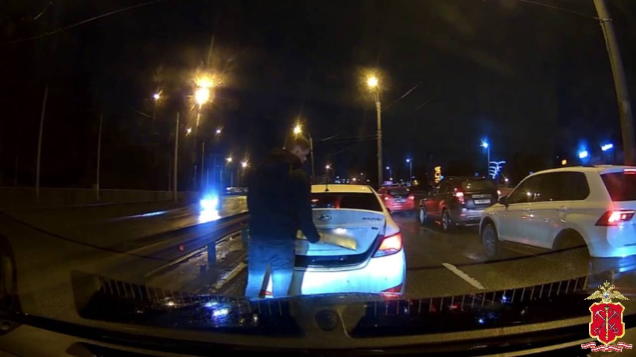 В Петербурге привлечён к ответственности водитель, избегавший штрафов благодаря госномеру на магнитах