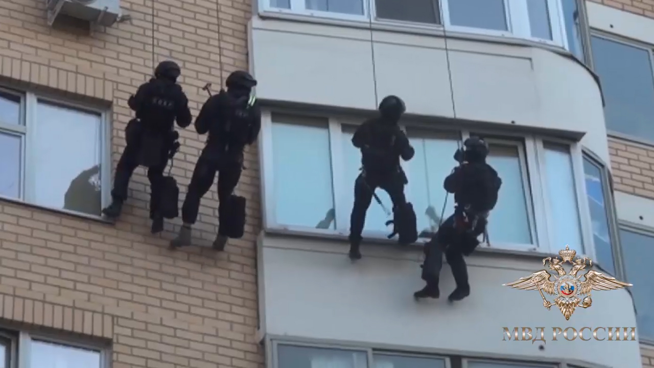 Полицейские Москвы задержали аферистов, обманывавших пенсионеров