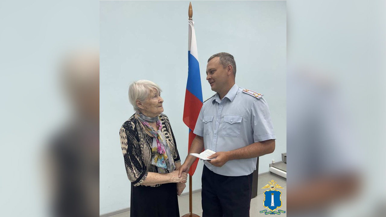 Ульяновские полицейские вручили 86-летней гражданке Казахстана вид на жительство в Российской Федерации